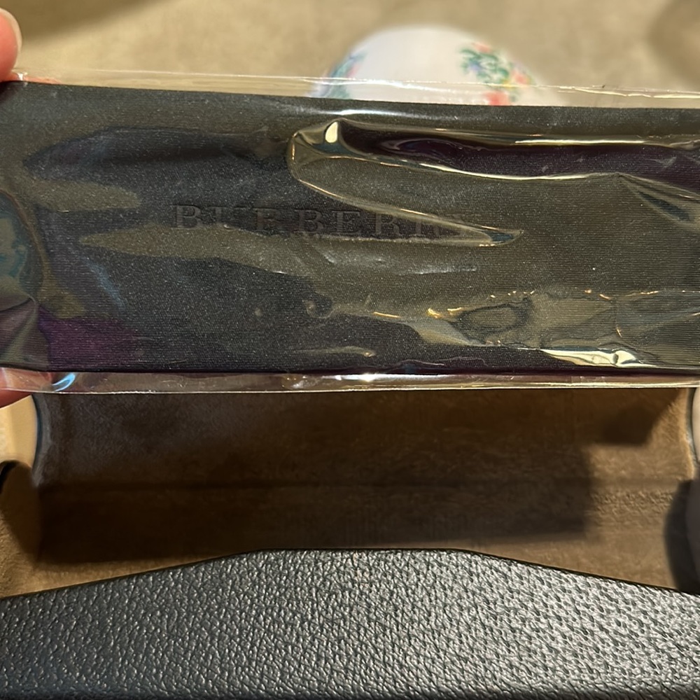 Burberry case - Picture 4 of 5